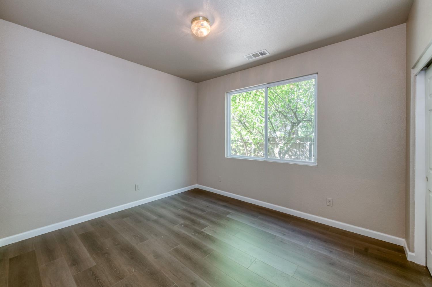 1926 Park Ave, Clovis, CA 93611