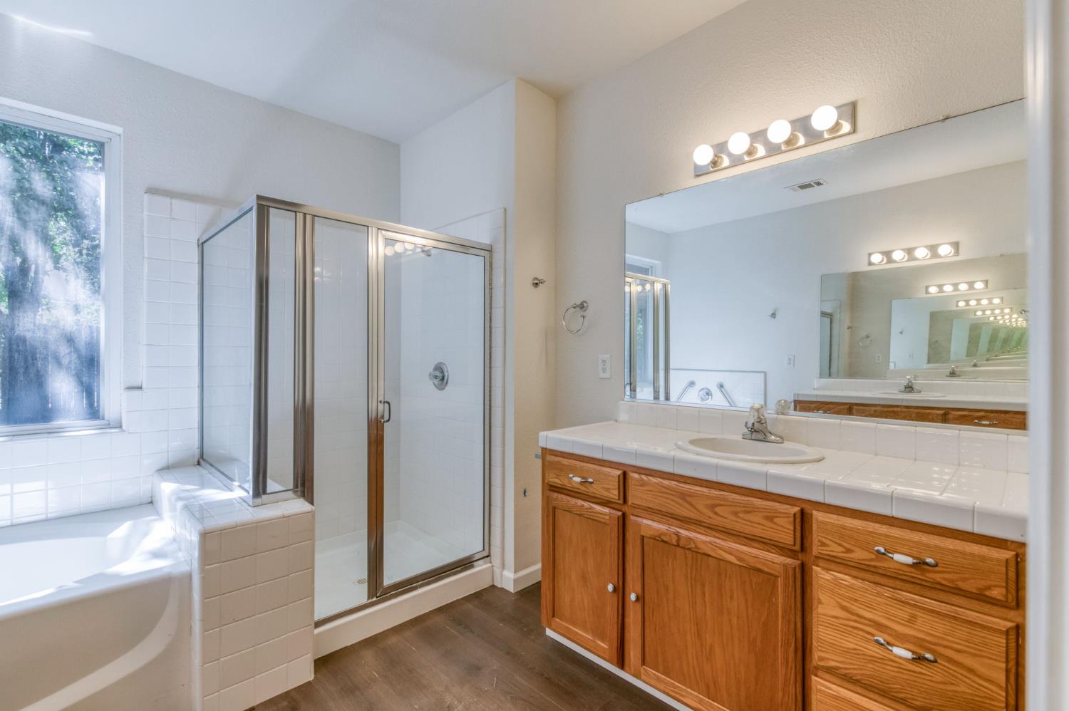 1926 Park Ave, Clovis, CA 93611