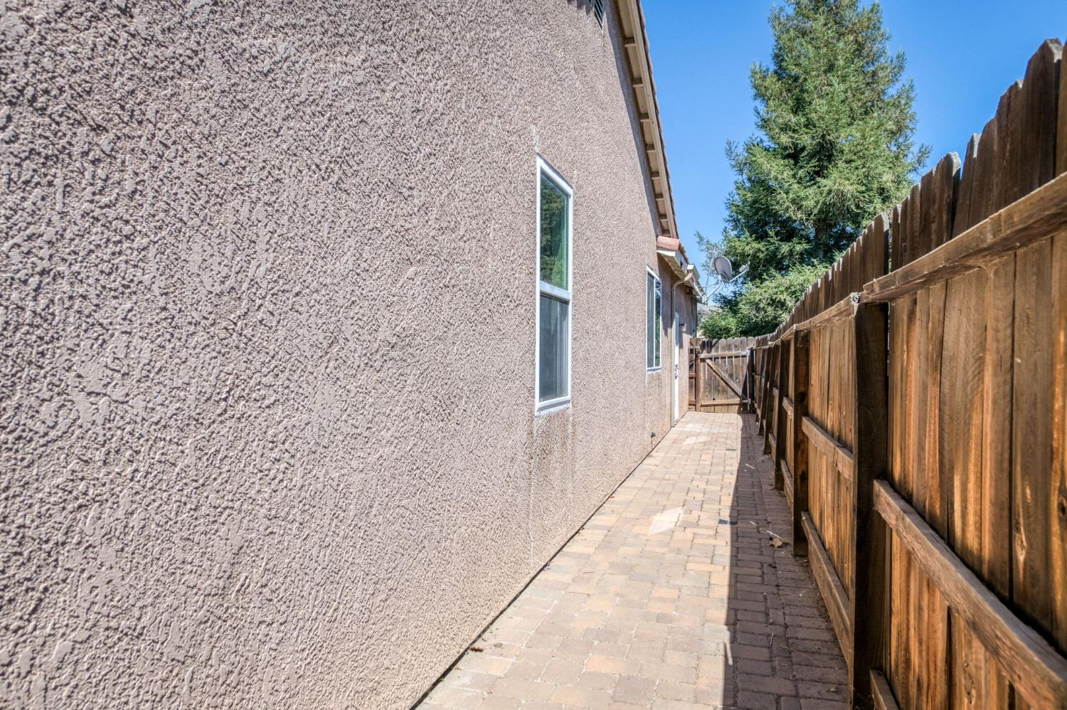 1926 Park Ave, Clovis, CA 93611
