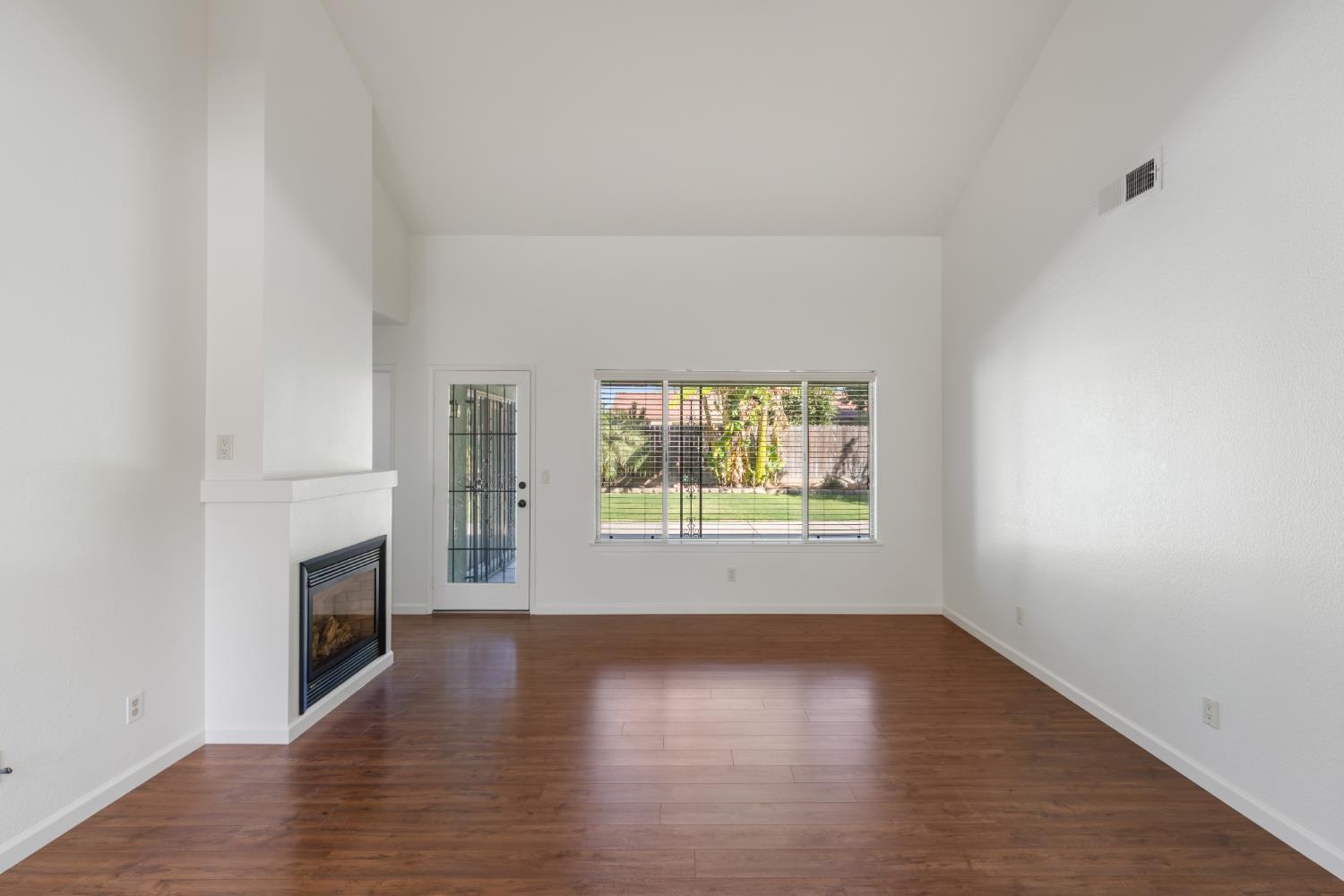 6305 N Barcus Ave, Fresno, CA 93722