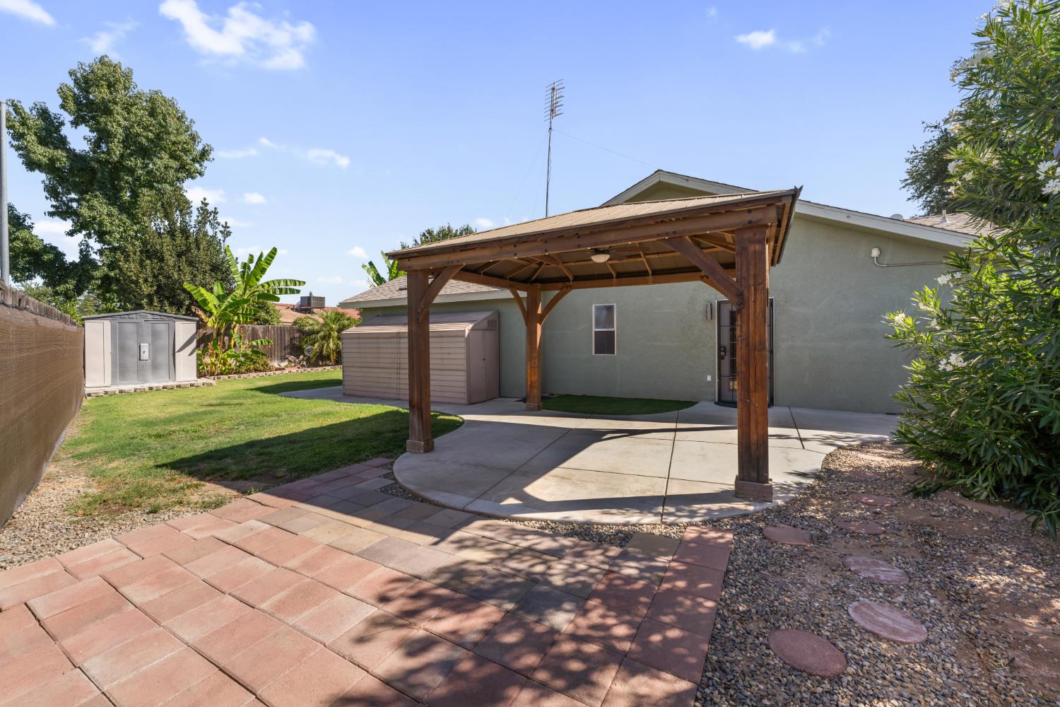 6305 N Barcus Ave, Fresno, CA 93722