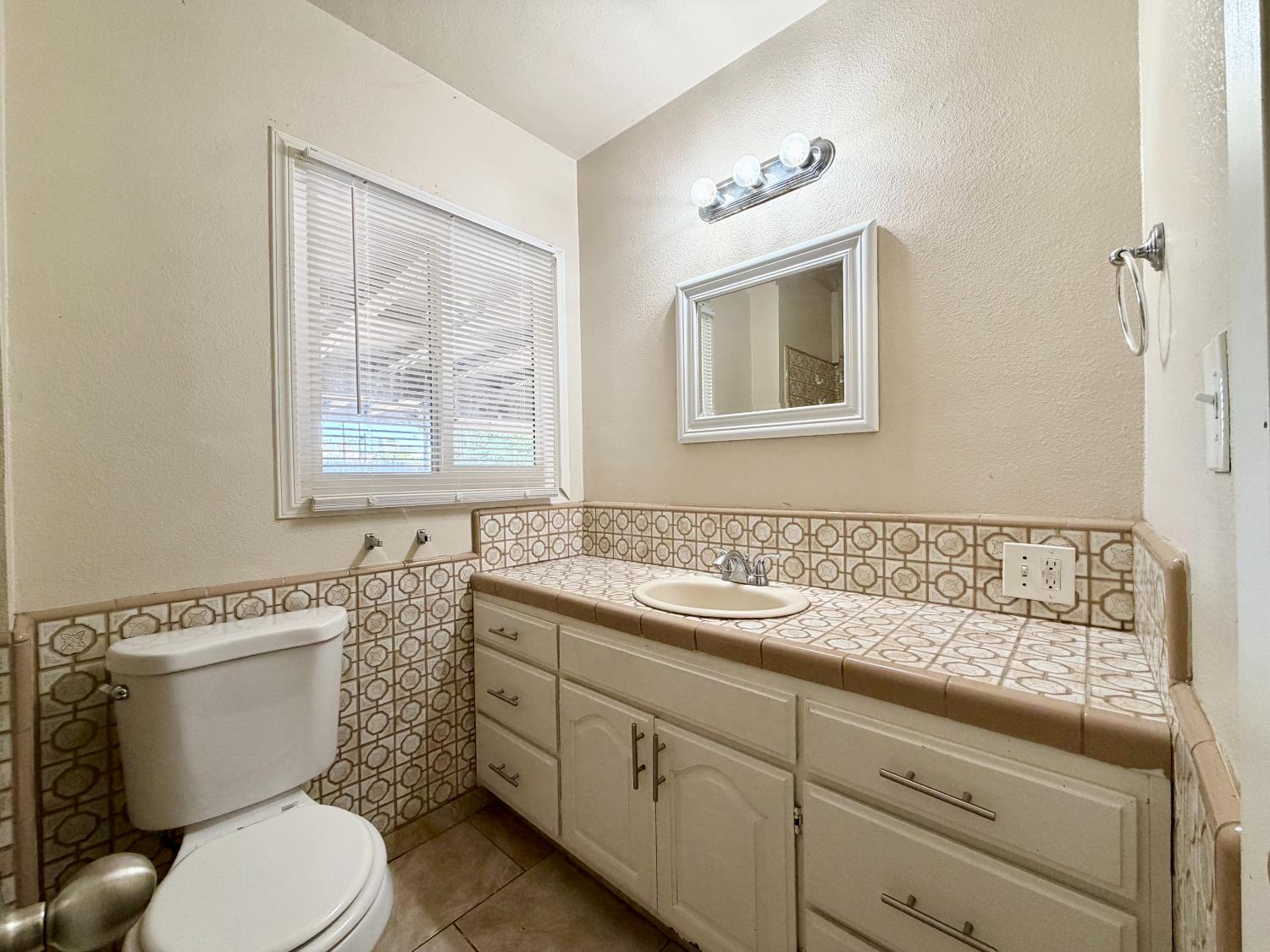 3911 E Mckinley Ave, Fresno, CA 93703