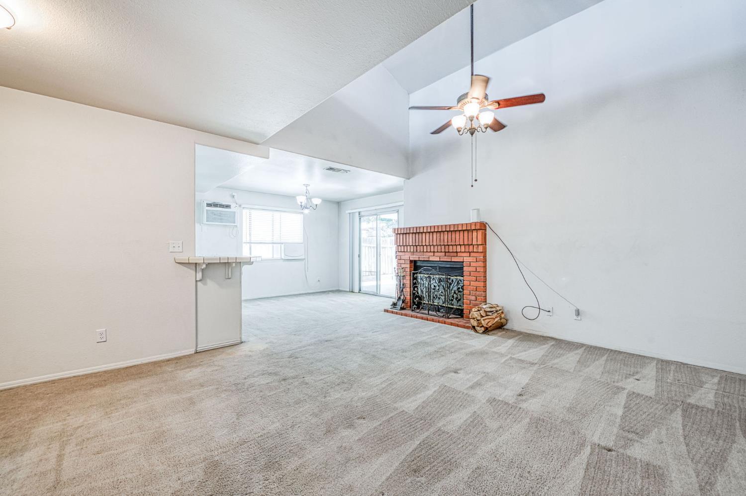 1276 E Bedford Ave, Fresno, CA 93720