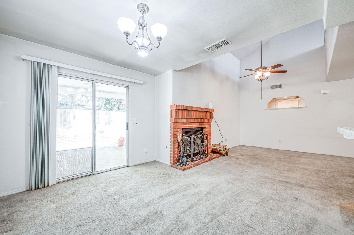1276 E Bedford Ave, Fresno, CA 93720