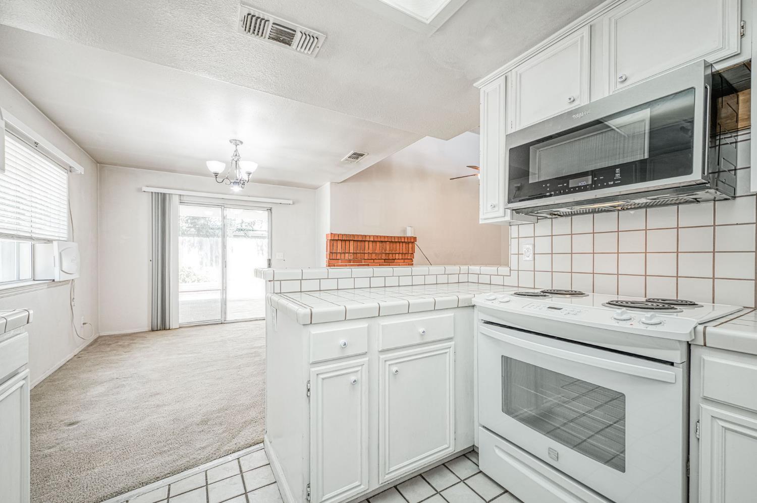 1276 E Bedford Ave, Fresno, CA 93720