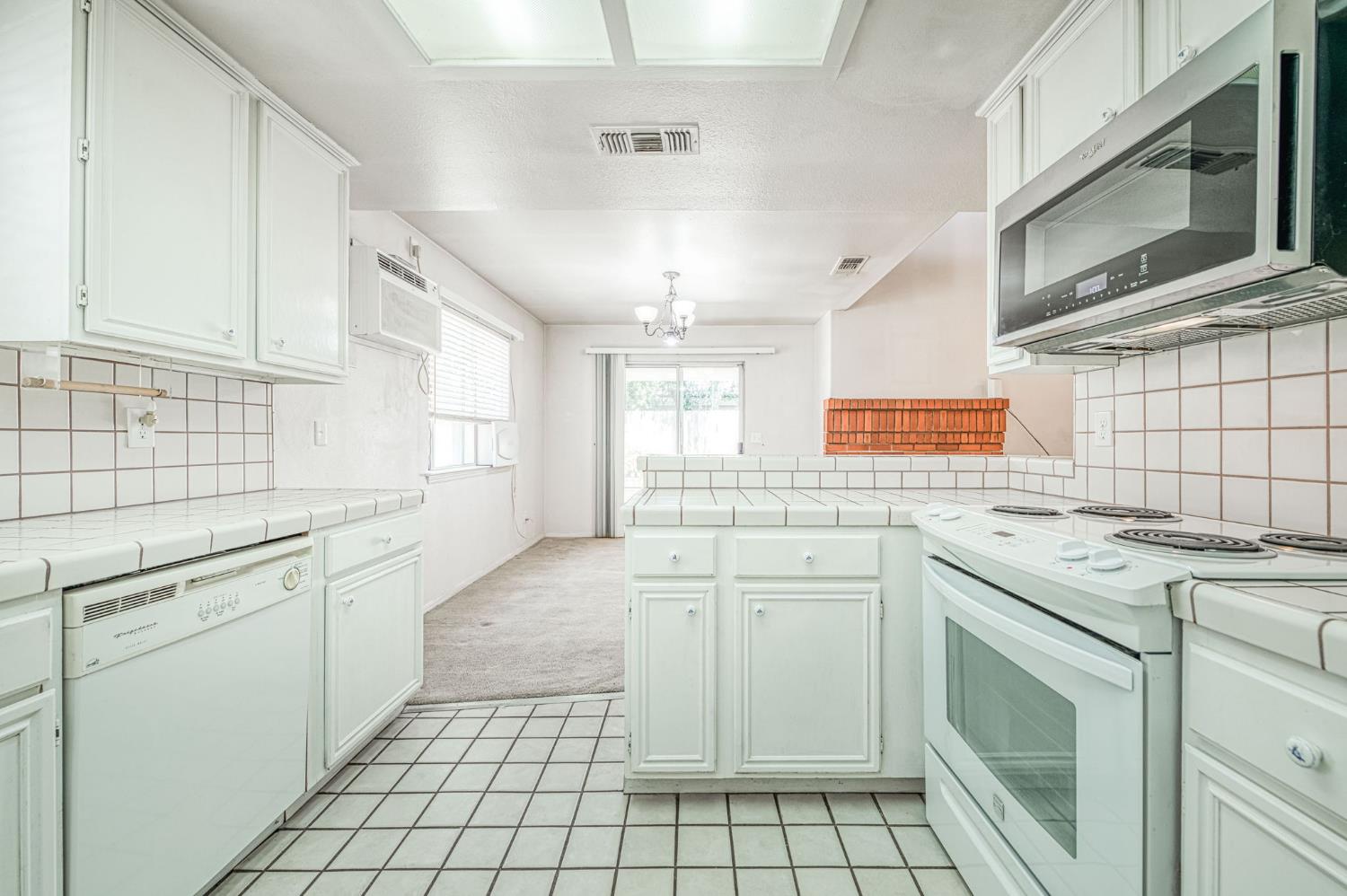1276 E Bedford Ave, Fresno, CA 93720