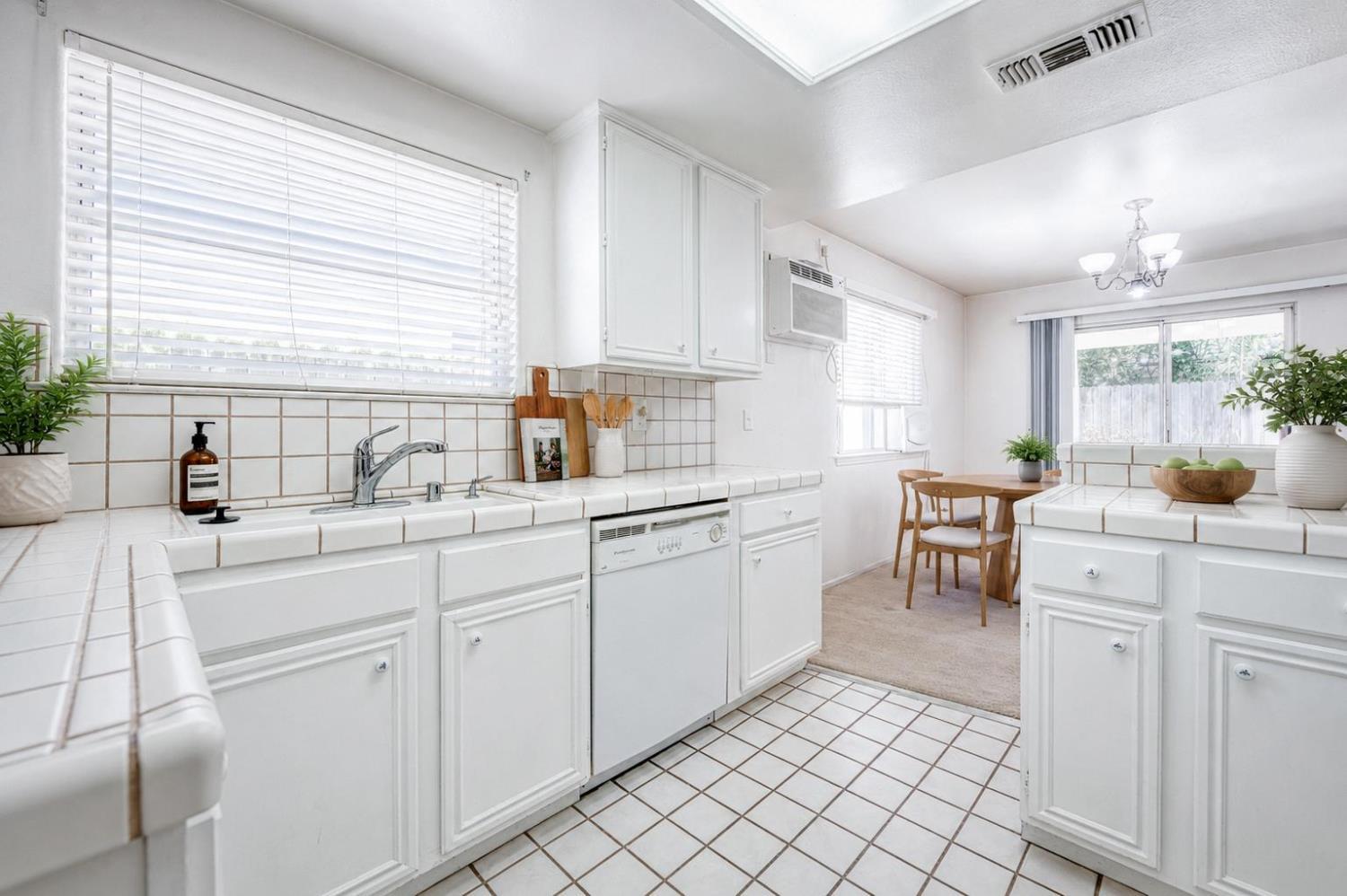 1276 E Bedford Ave, Fresno, CA 93720