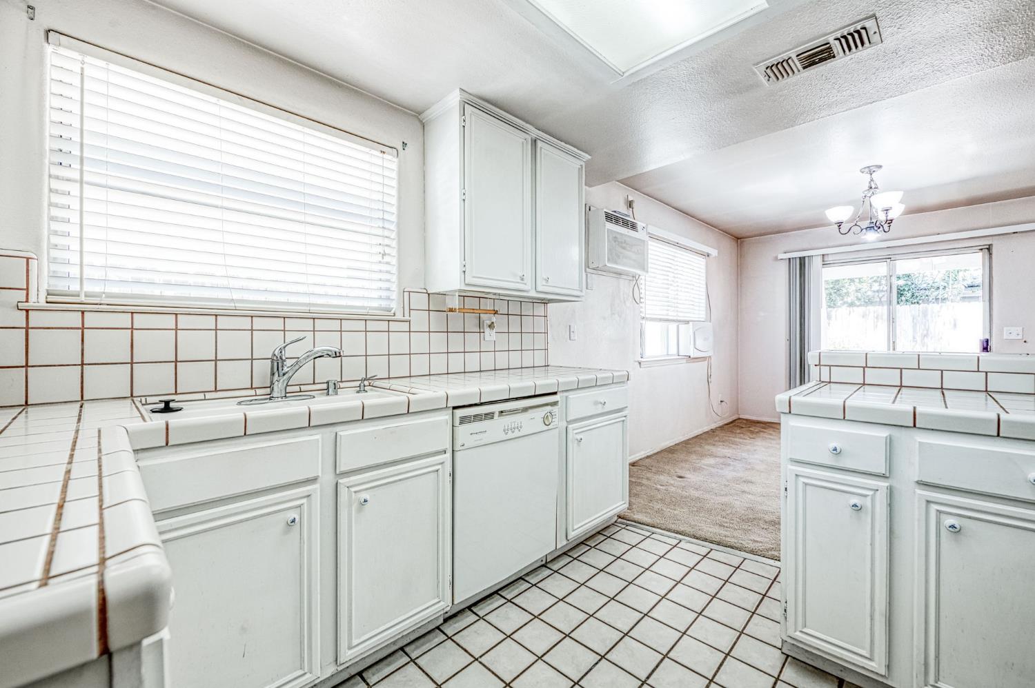 1276 E Bedford Ave, Fresno, CA 93720