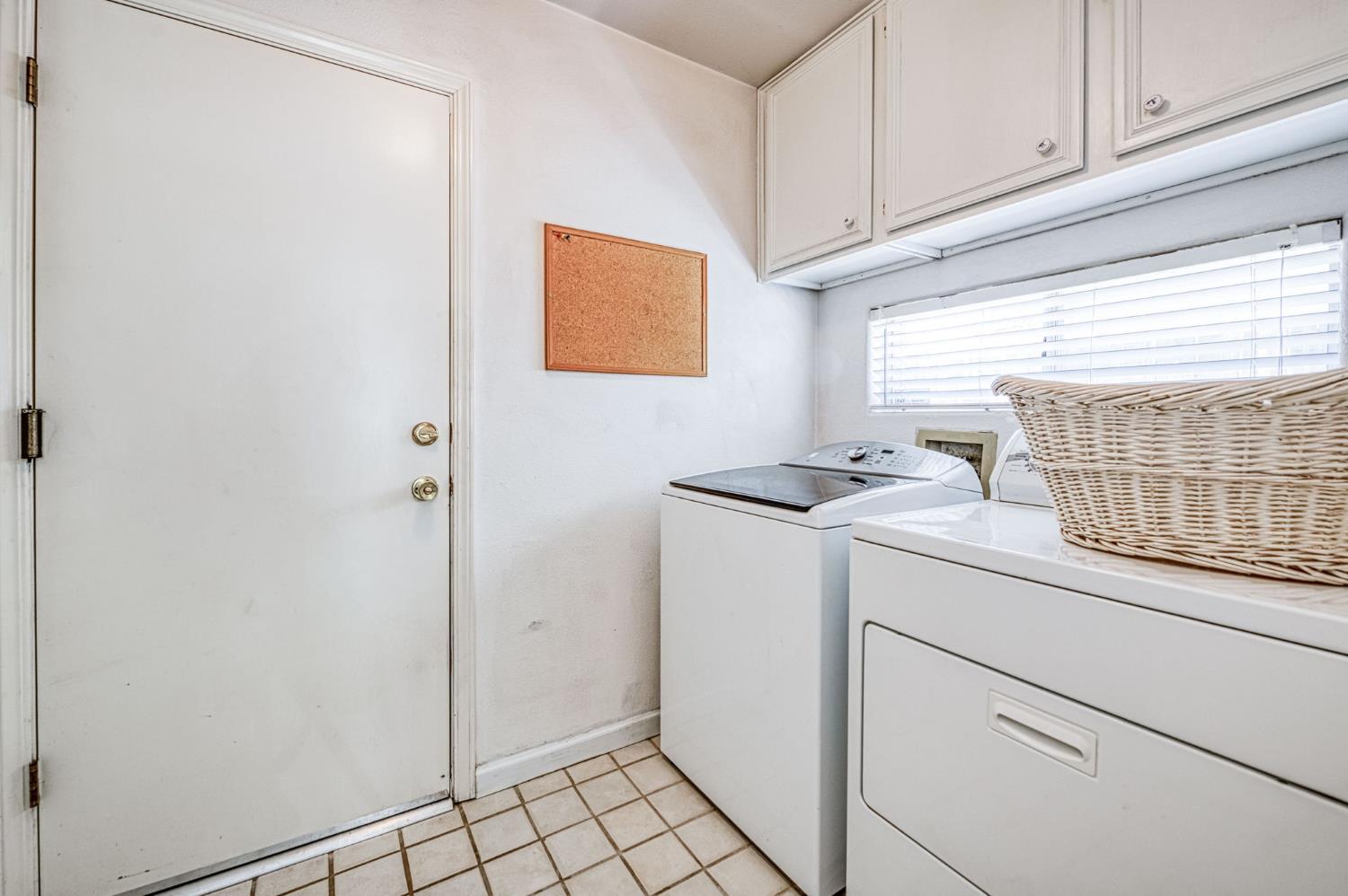 1276 E Bedford Ave, Fresno, CA 93720
