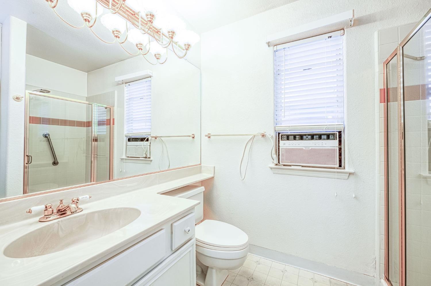 1276 E Bedford Ave, Fresno, CA 93720