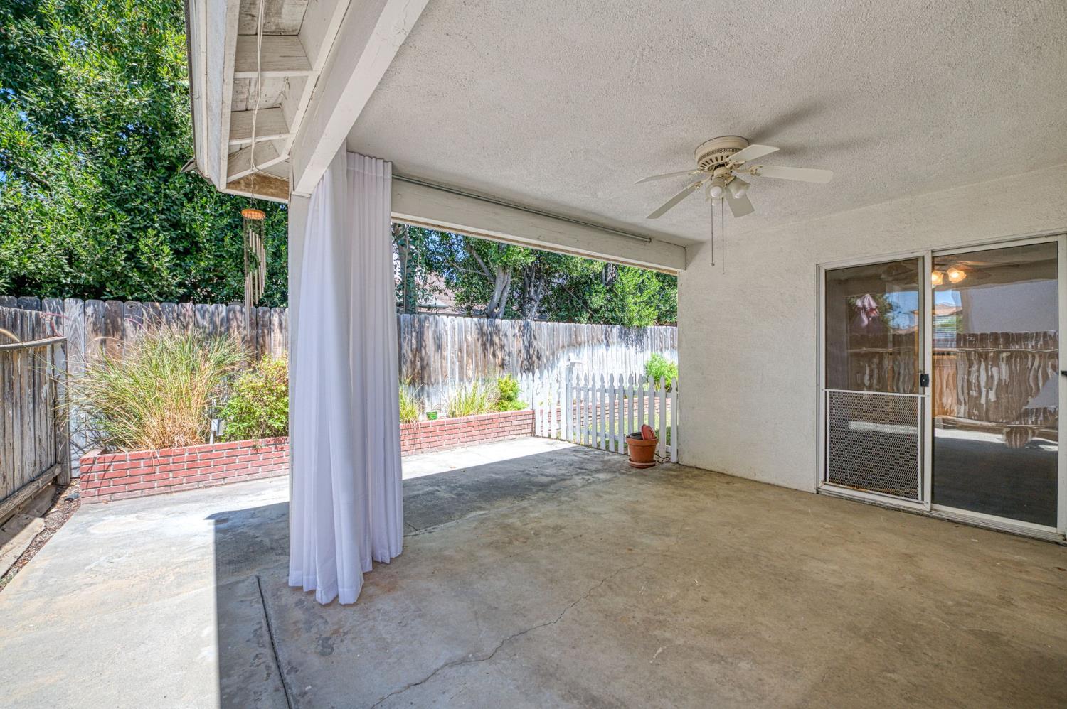 1276 E Bedford Ave, Fresno, CA 93720