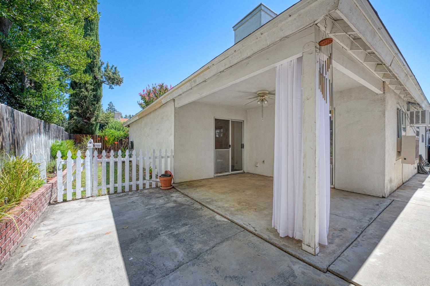 1276 E Bedford Ave, Fresno, CA 93720