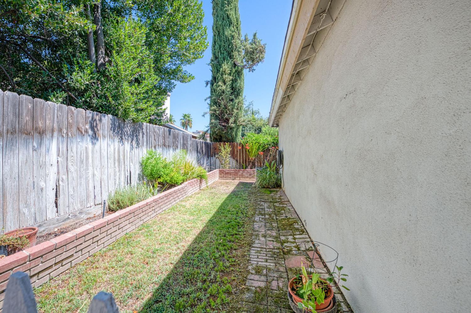 1276 E Bedford Ave, Fresno, CA 93720