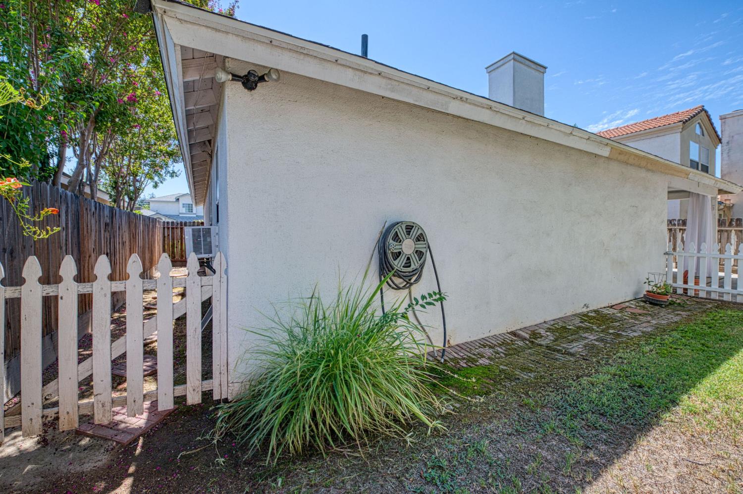 1276 E Bedford Ave, Fresno, CA 93720
