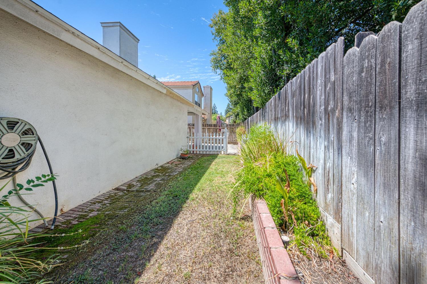 1276 E Bedford Ave, Fresno, CA 93720