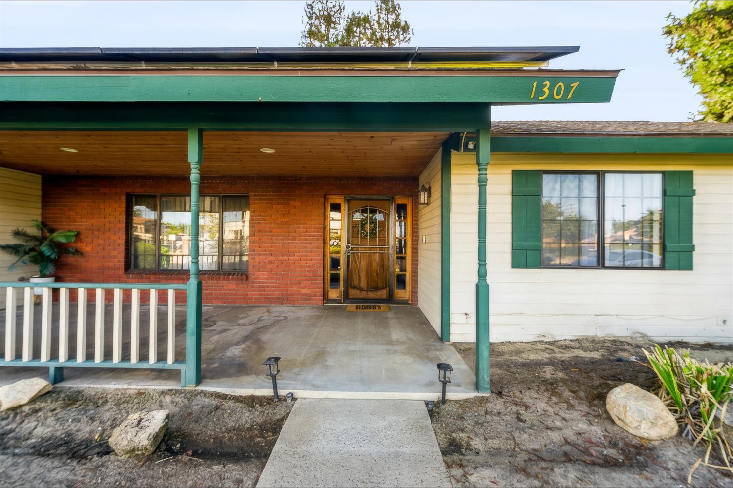 1307 S Arkle St, Visalia, CA 93722