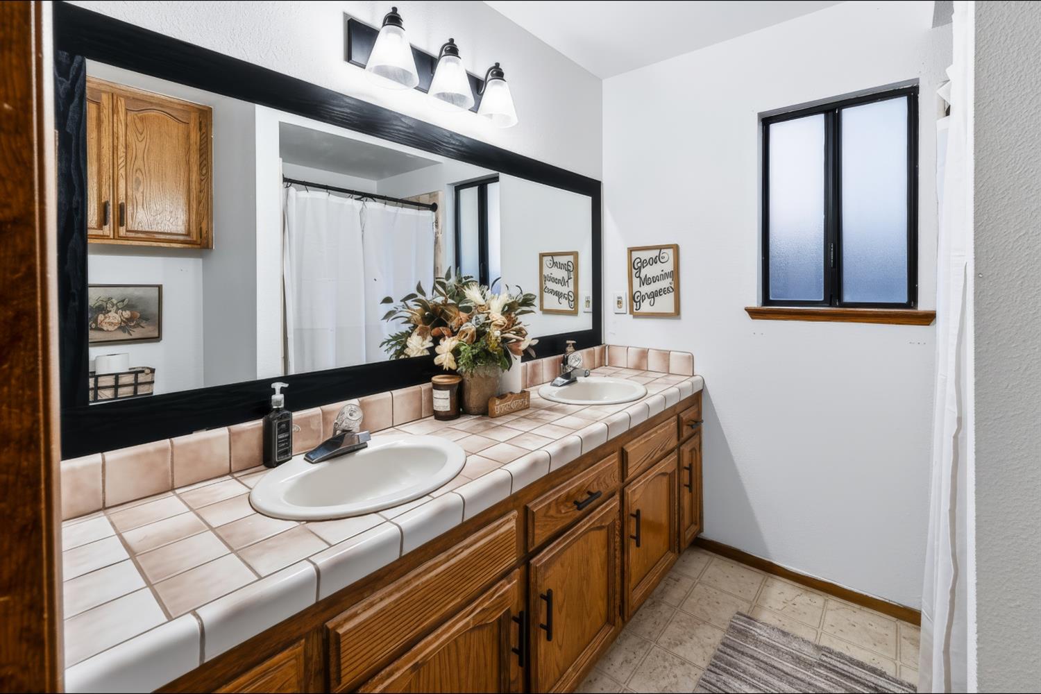 1307 S Arkle St, Visalia, CA 93722
