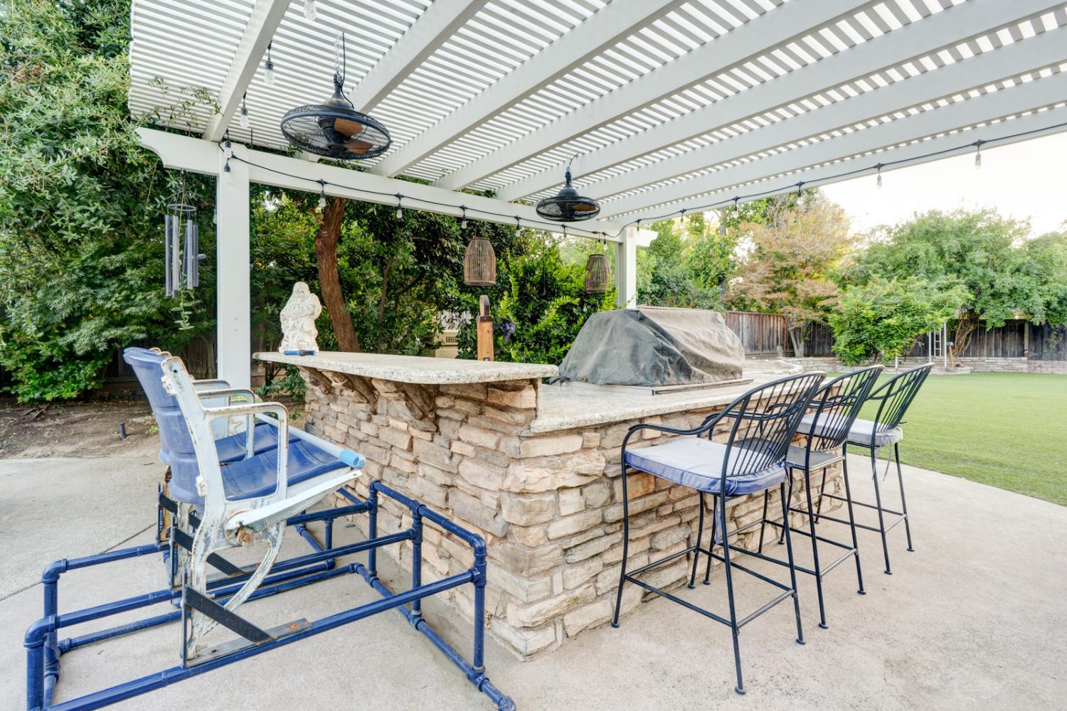 859 E Partridge Ln, Fresno, CA 93730