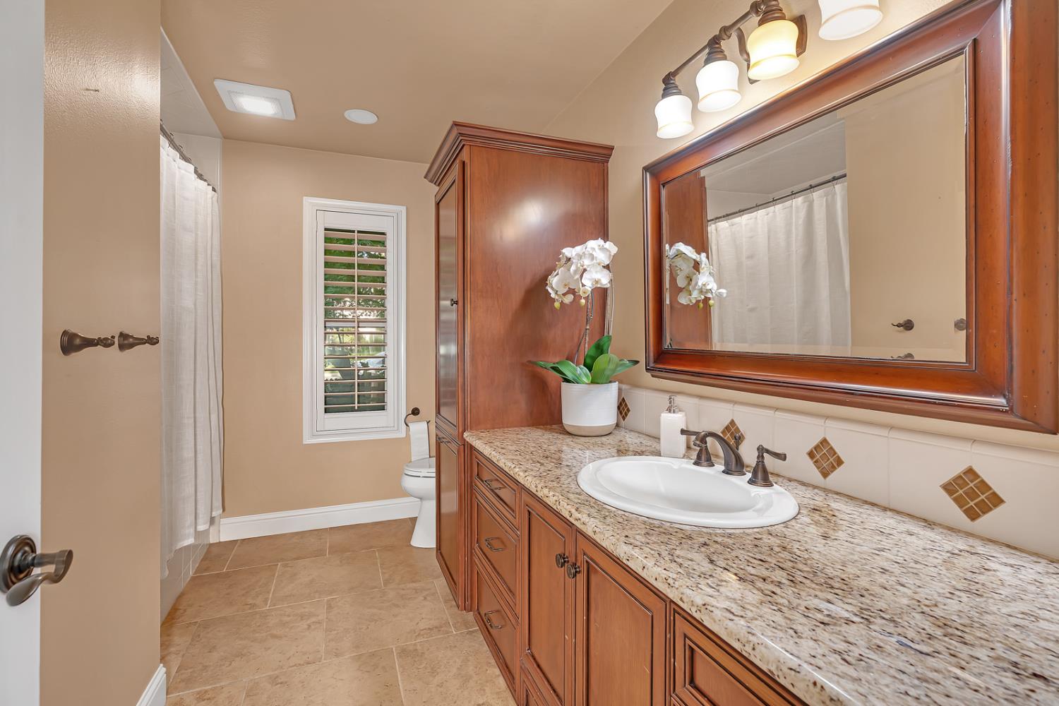 859 E Partridge Ln, Fresno, CA 93730