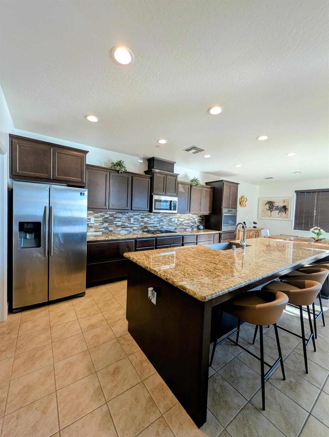 174 Emperor Way, Dinuba, CA 93618