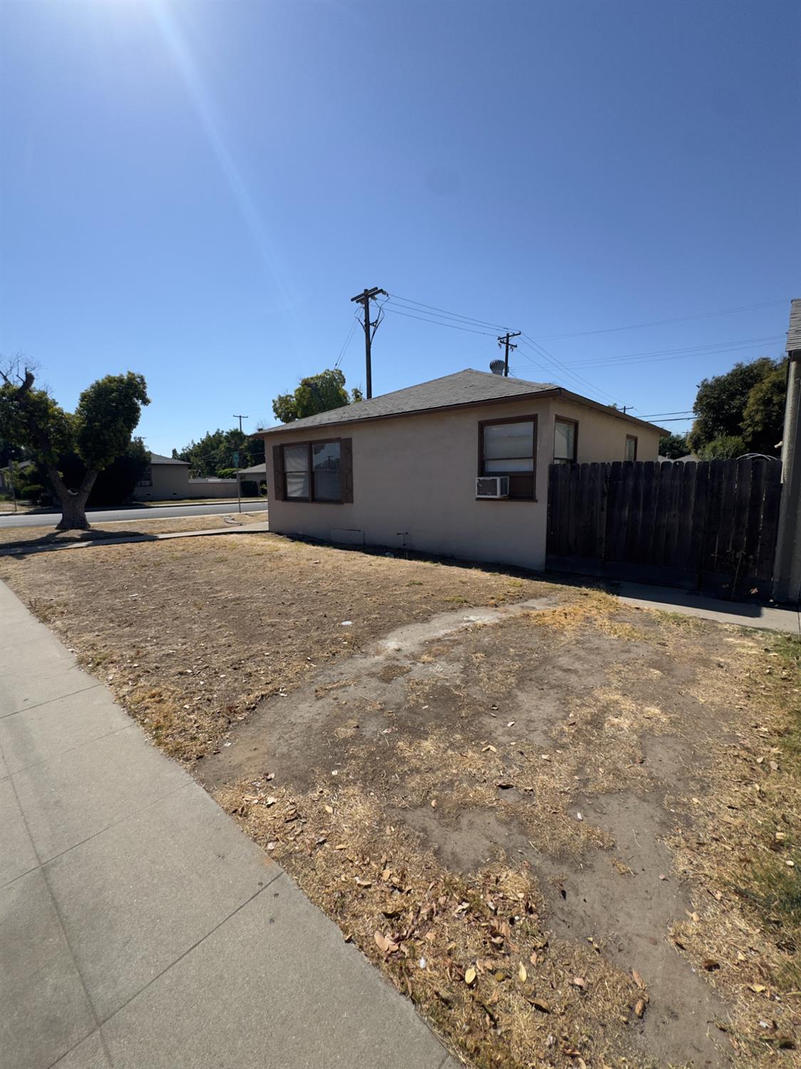 1242 E Shields Ave, Fresno, CA 93704