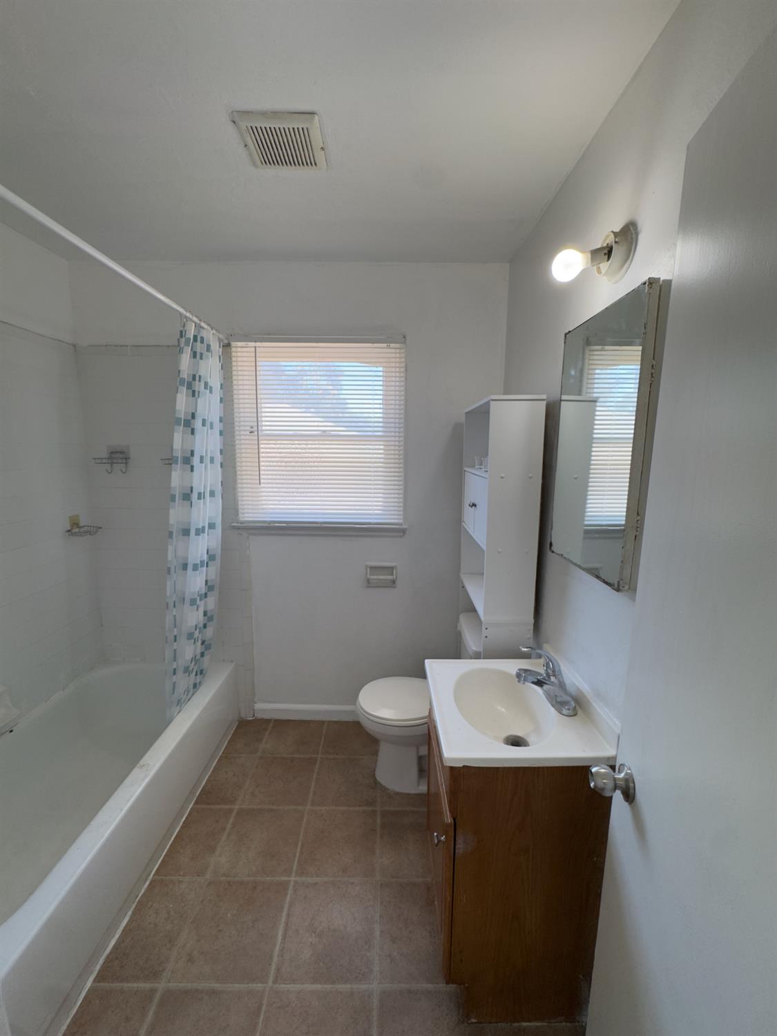1242 E Shields Ave, Fresno, CA 93704