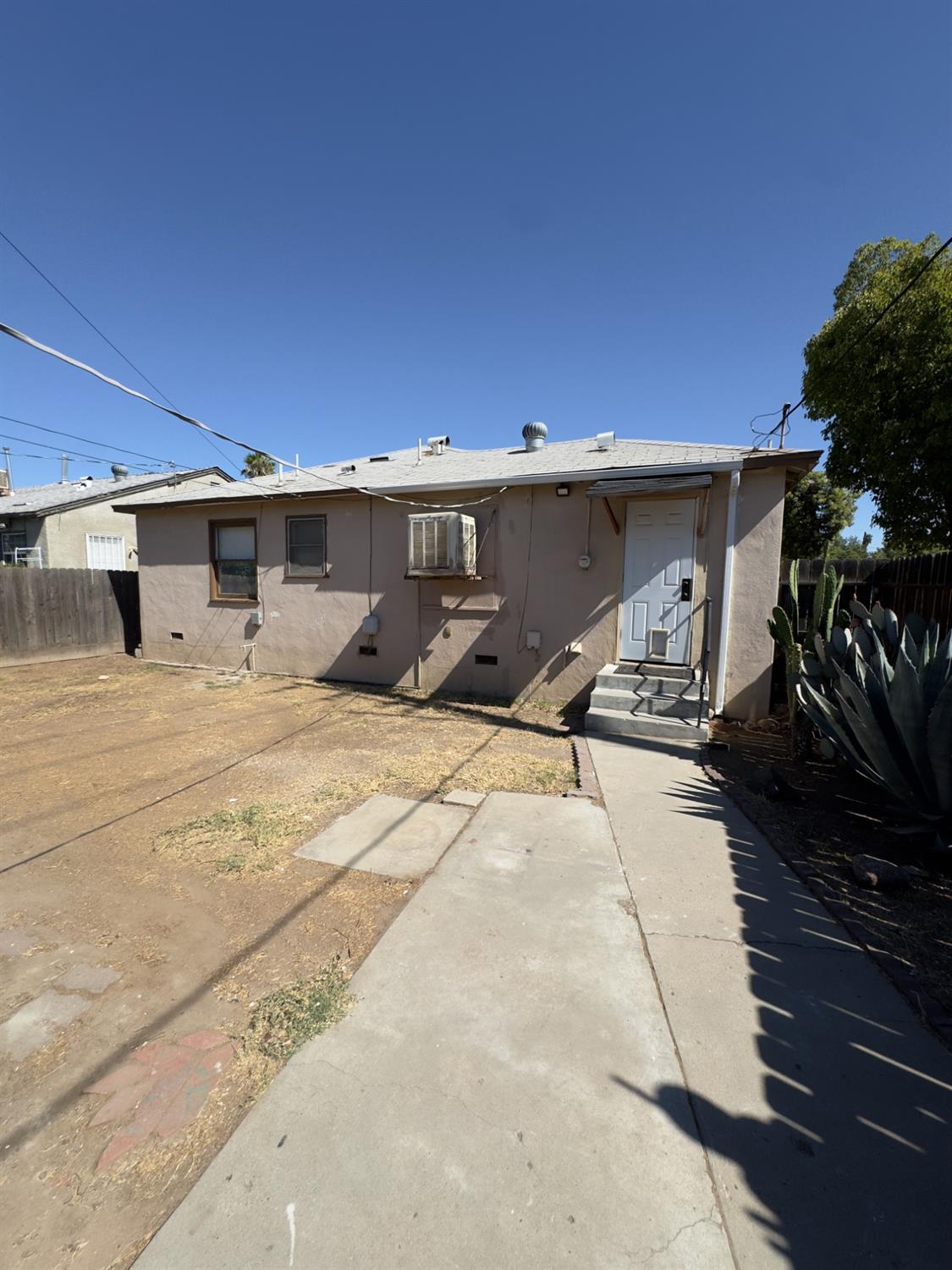 1242 E Shields Ave, Fresno, CA 93704