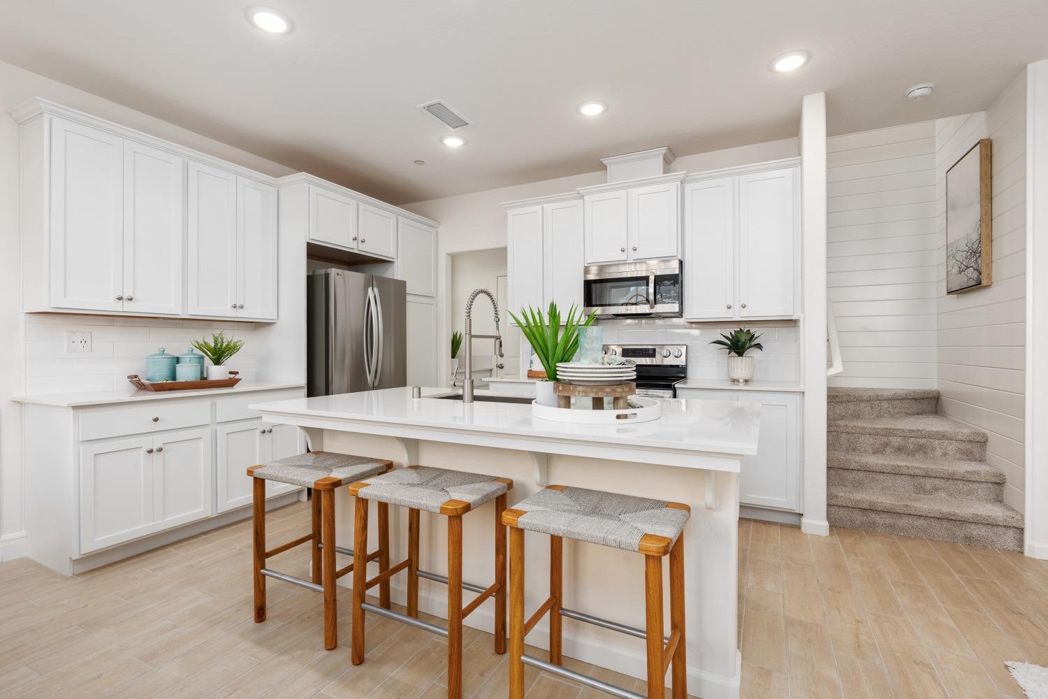 6731 E Clingstone Dr, Fresno, CA 93727