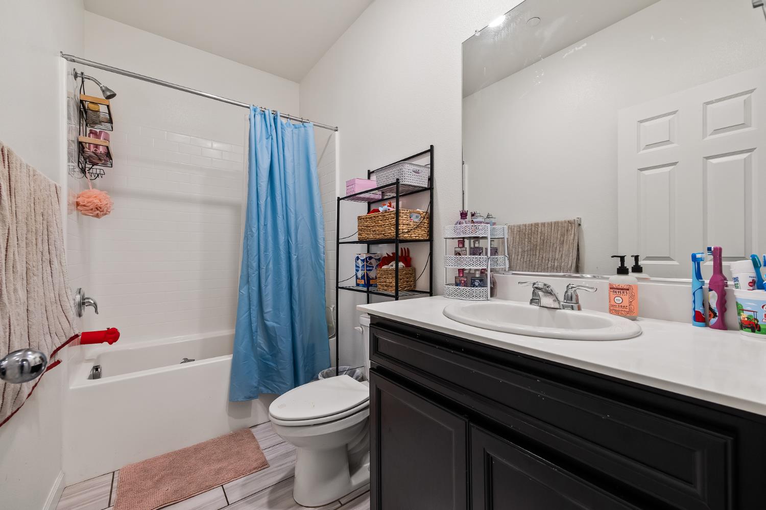 3541 E Laura, Visalia, CA 93292