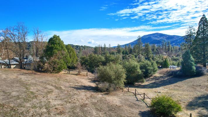 45512 Lauri Ln, Oakhurst, CA 93644