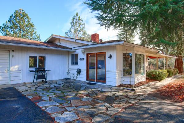 45512 Lauri Ln, Oakhurst, CA 93644