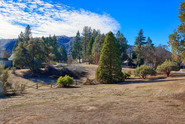 45512 Lauri Ln, Oakhurst, CA 93644