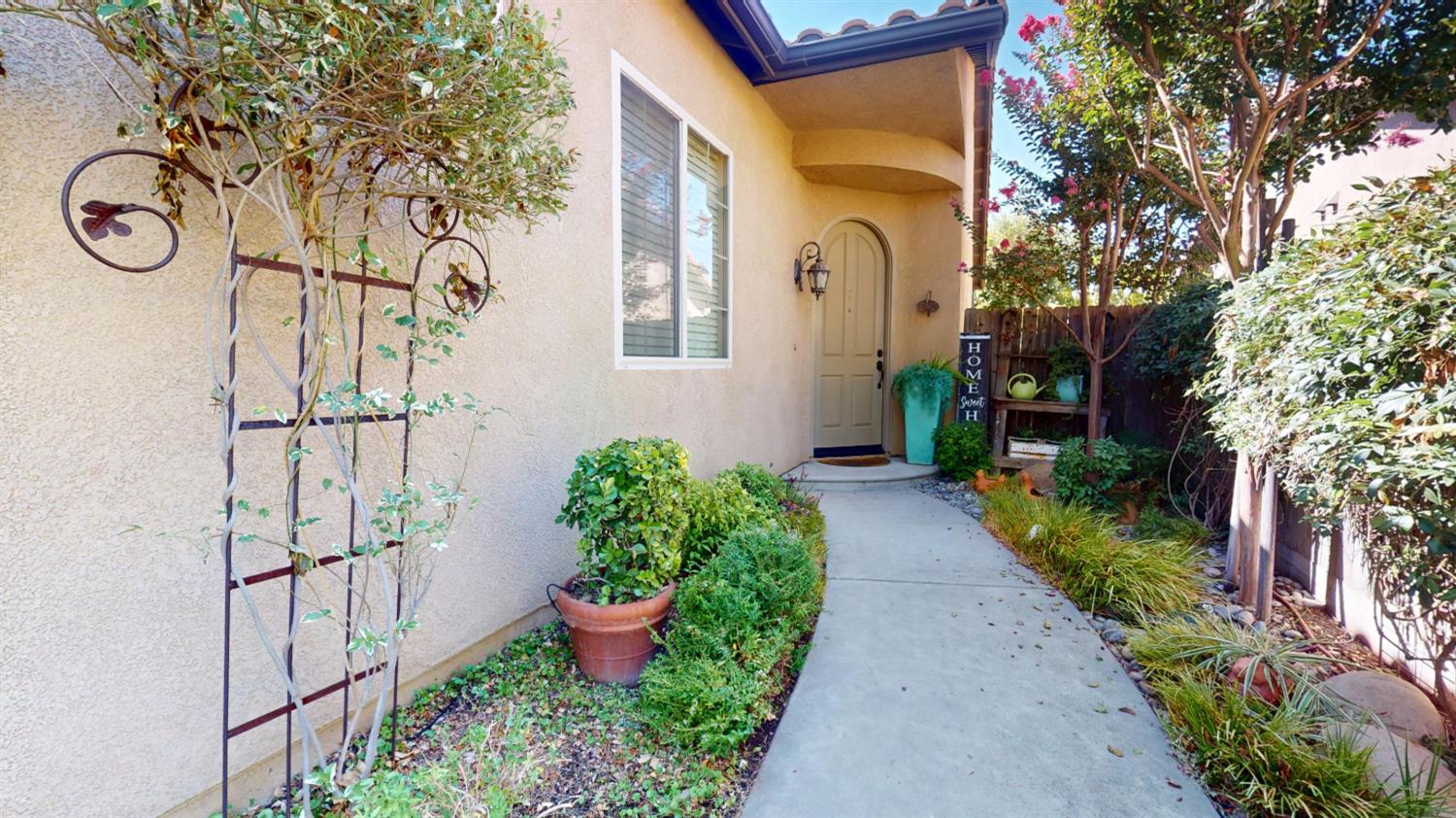1341 E Via Corsica Pl, Fresno, CA 93730