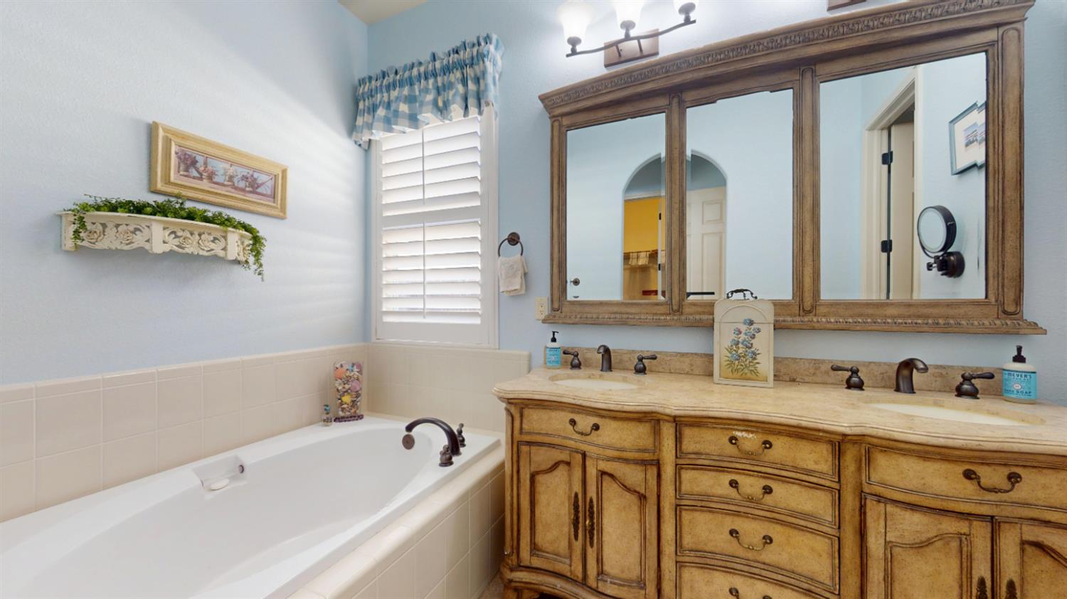 1341 E Via Corsica Pl, Fresno, CA 93730