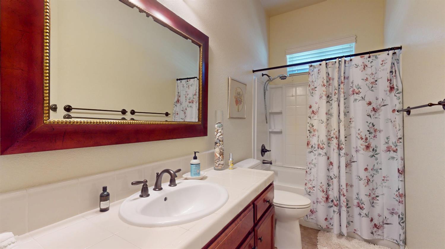 1341 E Via Corsica Pl, Fresno, CA 93730