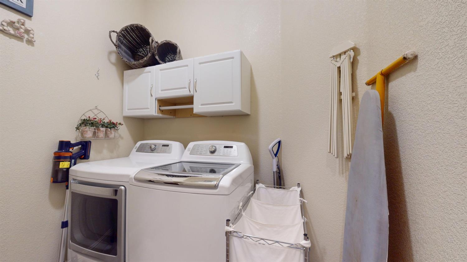 1341 E Via Corsica Pl, Fresno, CA 93730