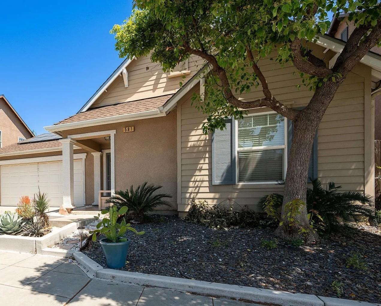 591 S Bundy Dr, Fresno, CA 93727