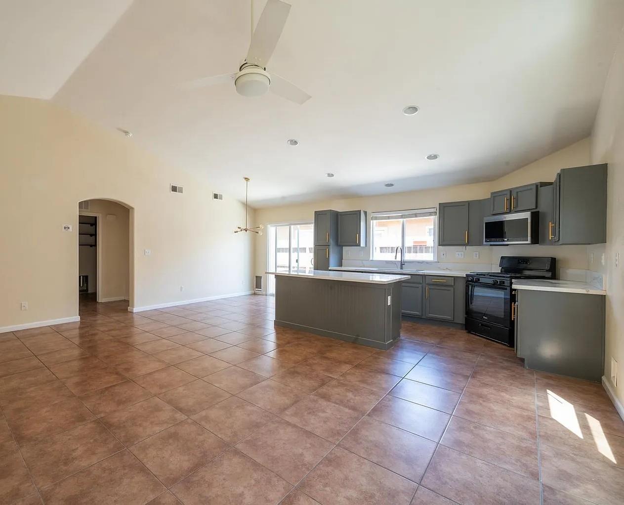 591 S Bundy Dr, Fresno, CA 93727