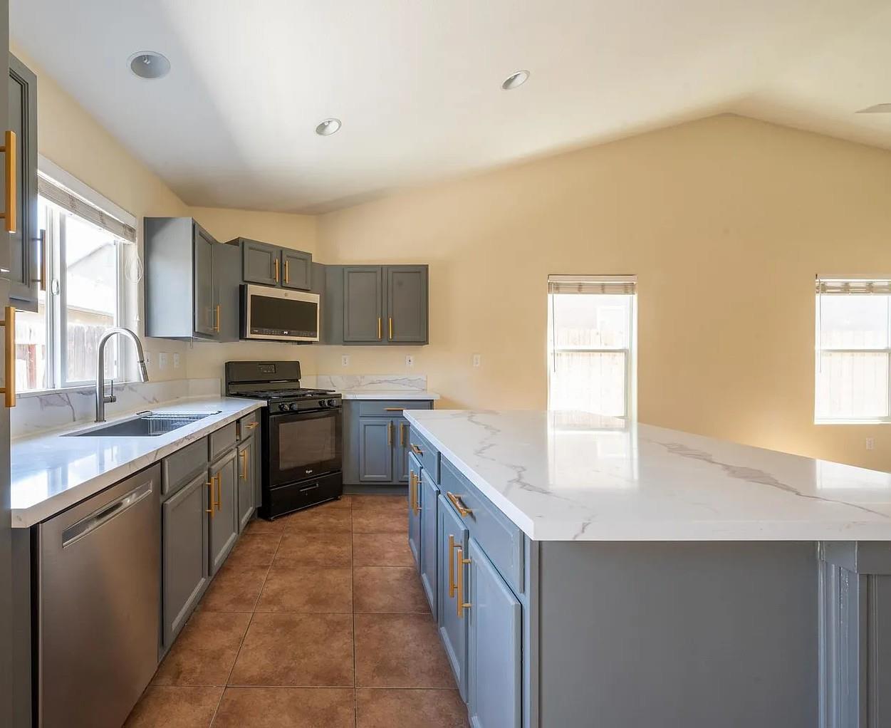 591 S Bundy Dr, Fresno, CA 93727
