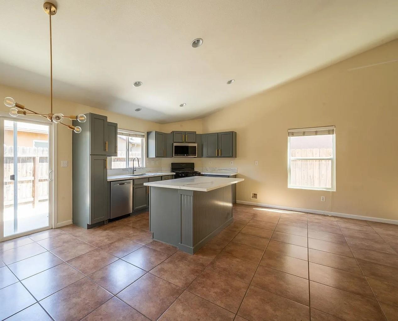 591 S Bundy Dr, Fresno, CA 93727