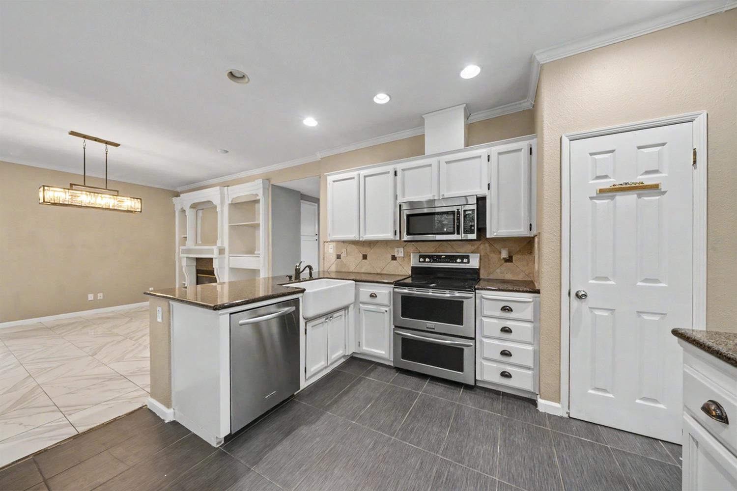 2055 Bedford Ave, Clovis, CA 93611