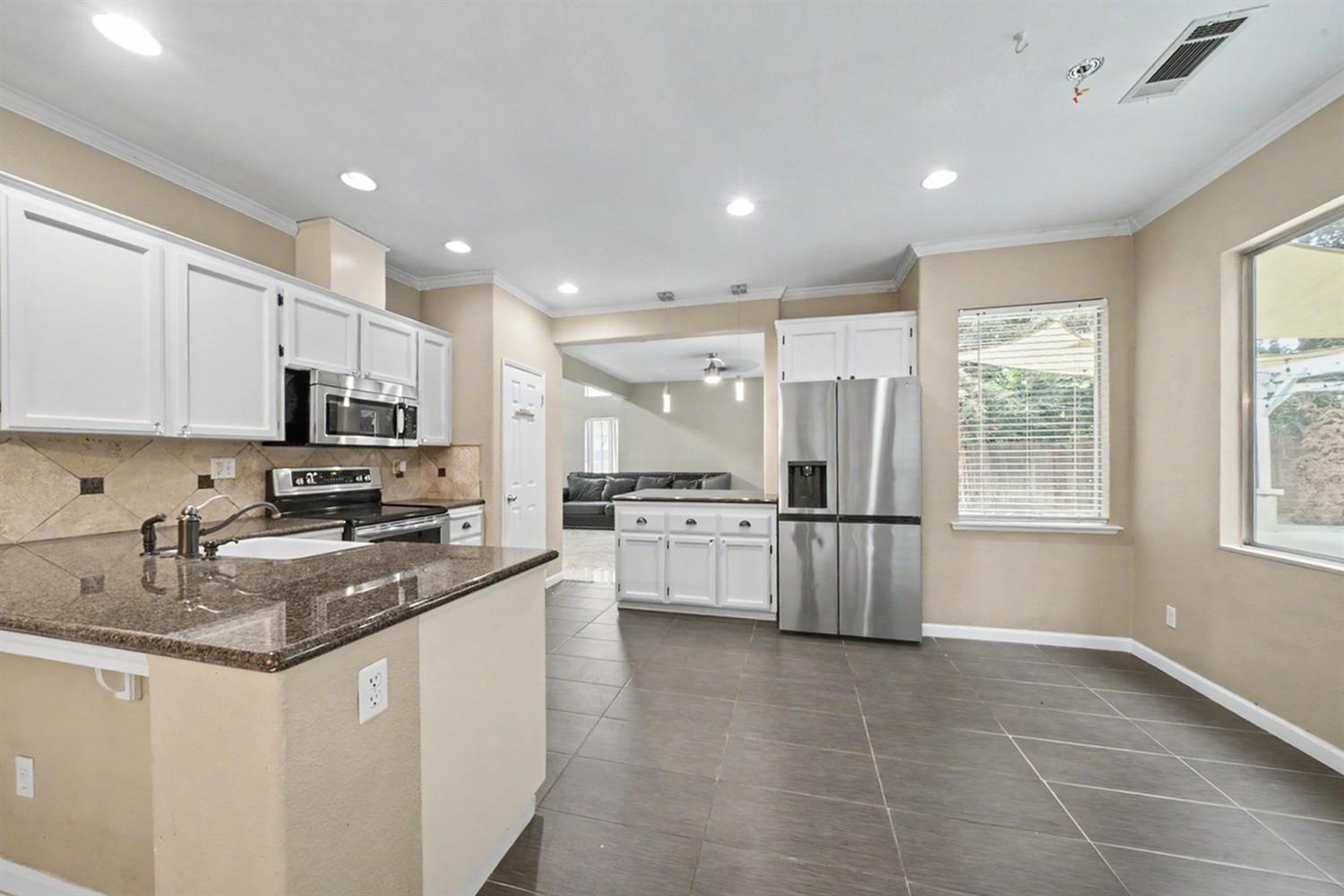 2055 Bedford Ave, Clovis, CA 93611