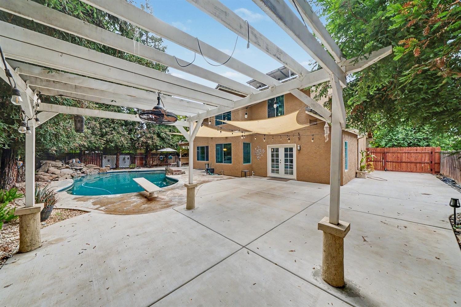 2055 Bedford Ave, Clovis, CA 93611