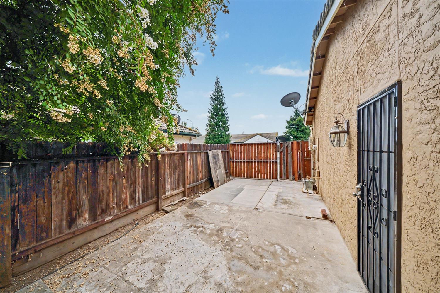 2055 Bedford Ave, Clovis, CA 93611