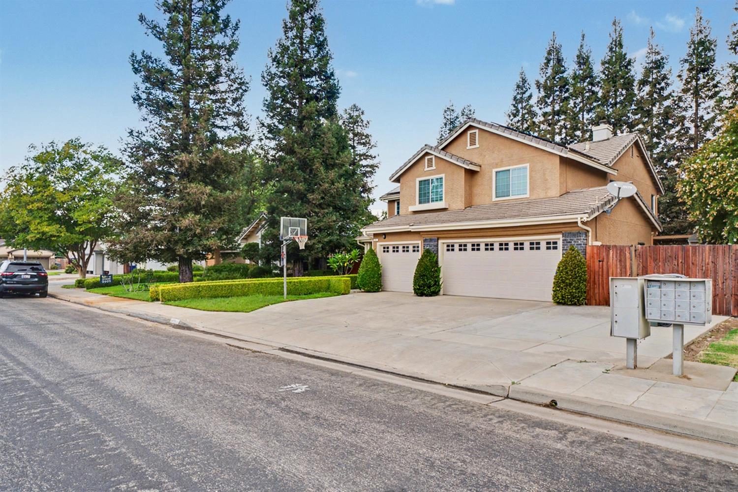 2055 Bedford Ave, Clovis, CA 93611