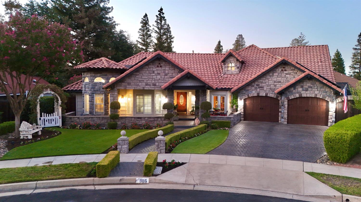 886 E Richmond Ave, Fresno, CA 93720