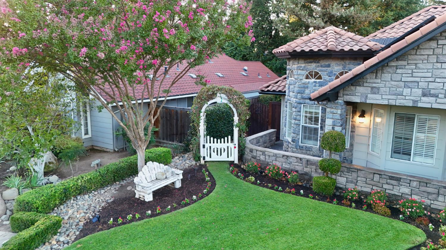 886 E Richmond Ave, Fresno, CA 93720