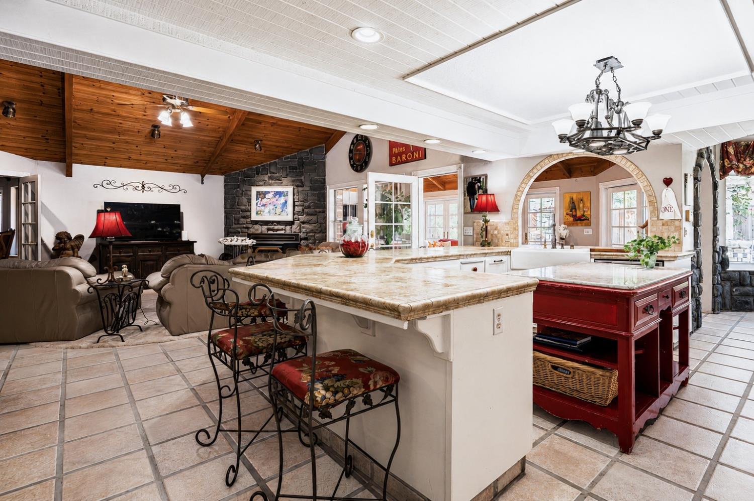 886 E Richmond Ave, Fresno, CA 93720