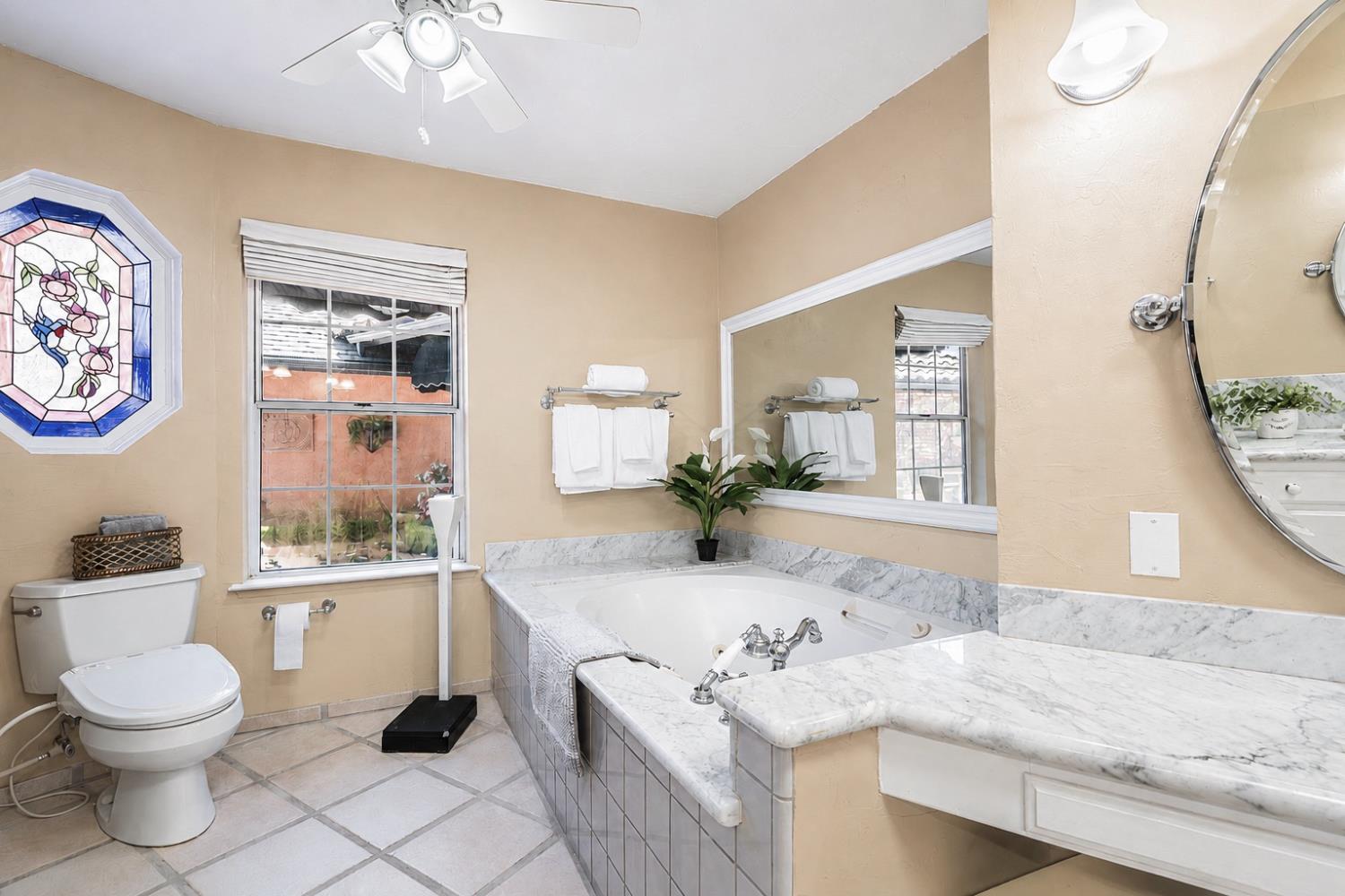 886 E Richmond Ave, Fresno, CA 93720