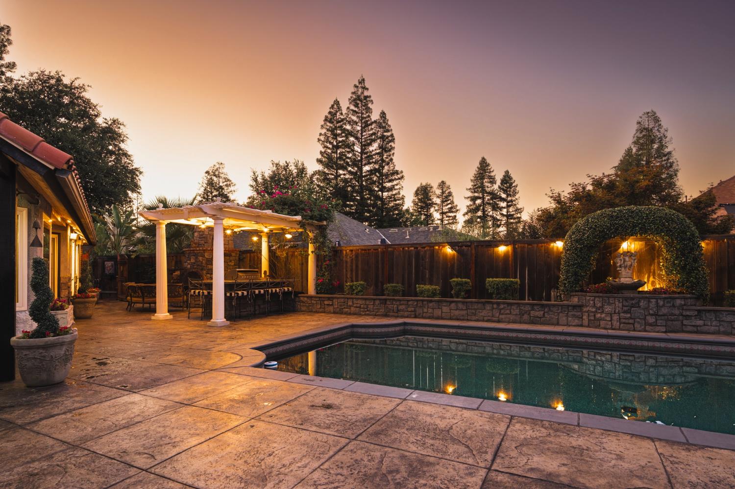 886 E Richmond Ave, Fresno, CA 93720